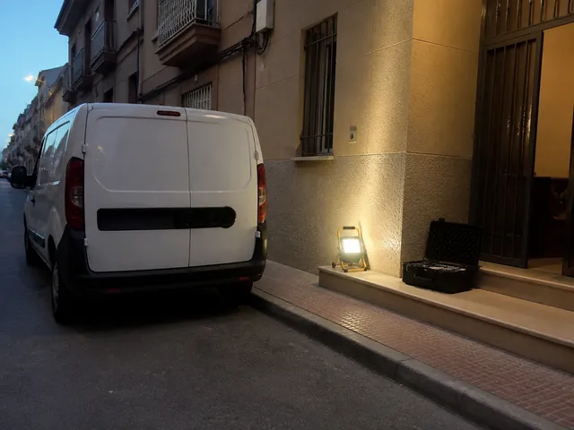 Furgoneta de asistencia y lámpara en el umbral para una cerrajería de urgencia en Murcia