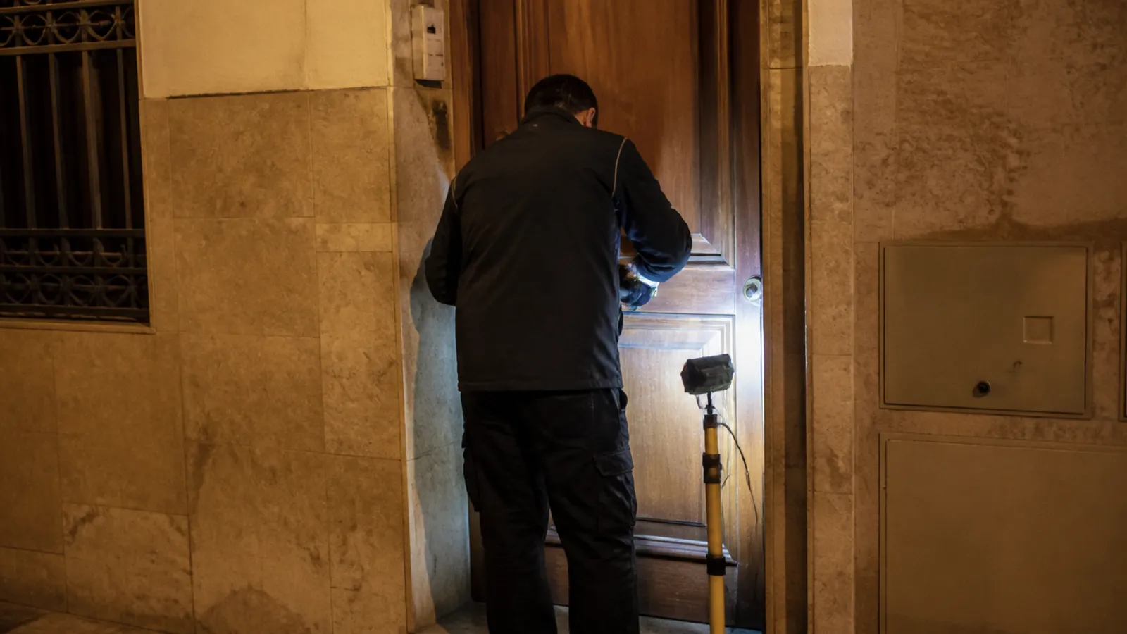 Cerrajero de urgencia trabajando de noche en una puerta de vivienda en Murcia